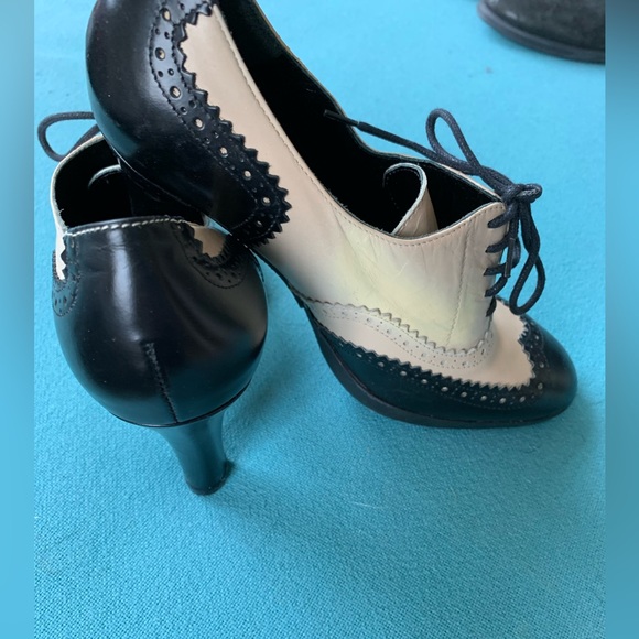 Via Spiga Italian Spectator heel with lace up vamp. Never worn. Sz 5-1/2M - Picture 2 of 7